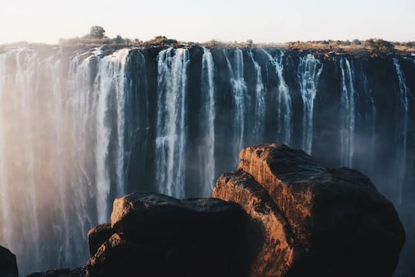 Les merveilles naturelles et historiques du Zimbabwe : Les Chutes Victoria, le Parc National Hwange et la Citadelle Royale Great Zimbabwe