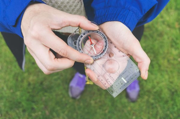 Comment faire du kayak dans des grottes submergées pour découvrir des pétroglyphes anciens ?